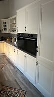 Housesleeps6-parking-garden-fireplace-bbq-patio-ac