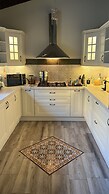 Housesleeps6-parking-garden-fireplace-bbq-patio-ac