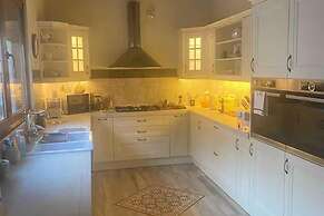 House -sleeps 6-garden-fireplace
