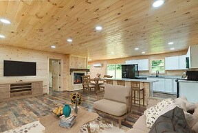 Black Butte - Lux Family Cabin With Games Firepit