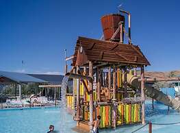 NEW Chic 2BR Stay With Heated Pool Gym Mini Golf