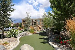 NEW Chic 2BR Stay With Heated Pool Gym Mini Golf