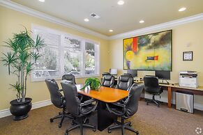 NEW Chic 2BR Stay With Heated Pool Gym Mini Golf