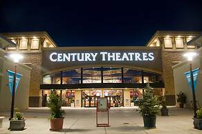 NEW Chic 2BR Stay With Heated Pool Gym Mini Golf