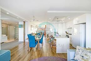 The Lava Lounge Panoramic Rooftop Holiday Retreat