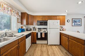 Pete Gay 11d - Spacious & Family-friendly Getaway 3 Bedroom Townhouse