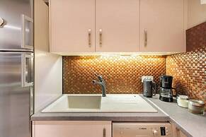 Stylish apt steps from Acropolis by GHH