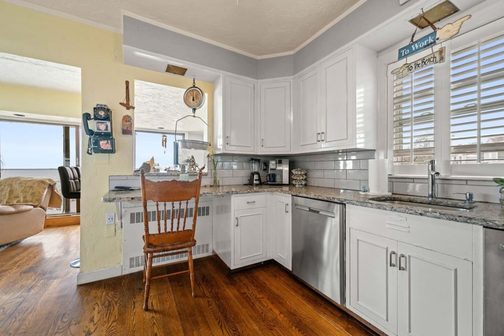 Coastal Charm Lobster Ch Teau