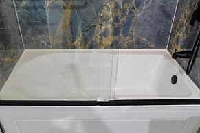 Lake Access 4 Bed 3 Bath HOT TUB