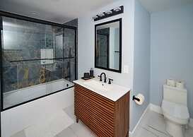 Lake Access 4 Bed 3 Bath HOT TUB