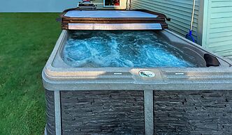 Lake Access 4 Bed 3 Bath HOT TUB