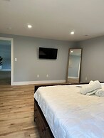 Lake Access 4 Bed 3 Bath HOT TUB