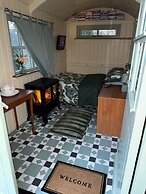 Tadnoll Escape- Shepards Hut- Sleeps 2- Bbq- Lake