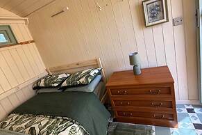 Tadnoll Escape- Shepards Hut- Sleeps 2- Bbq- Lake