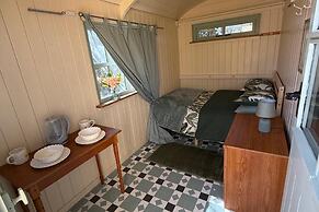 Tadnoll Escape- Shepards Hut- Sleeps 2- Bbq- Lake