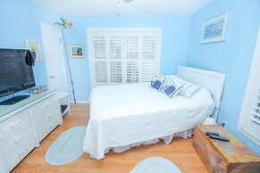 Colony Beach Club 201