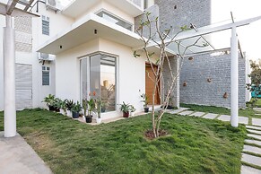 Golf View Home by Stayjadelawnprojector