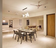 Golf View Home by Stayjadelawnprojector