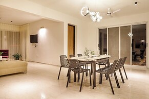 Golf View Home by Stayjadelawnprojector