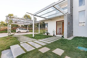 Golf View Home by Stayjadelawnprojector