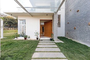 Golf View Home by Stayjadelawnprojector