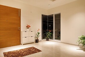 Golf View Home by Stayjadelawnprojector