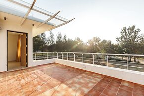 Golf View Home by Stayjadelawnprojector