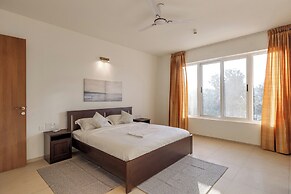 Golf View Home by Stayjadelawnprojector