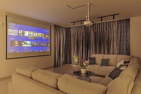 Golf View Home by Stayjadelawnprojector