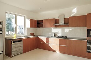 Golf View Home by Stayjadelawnprojector