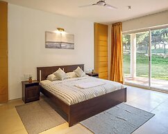 Golf View Home by Stayjadelawnprojector