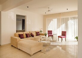 Golf View Home by Stayjadelawnprojector