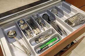 Golf View Home by Stayjadelawnprojector