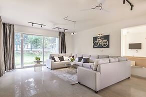 Golf View Home by Stayjadelawnprojector