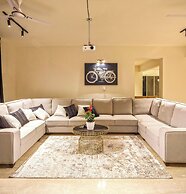 Golf View Home by Stayjadelawnprojector