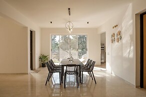 Golf View Home by Stayjadelawnprojector