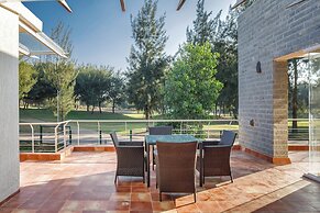 Golf View Home by Stayjadelawnprojector