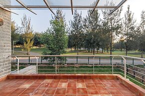 Golf View Home by Stayjadelawnprojector