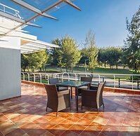 Golf View Home by Stayjadelawnprojector