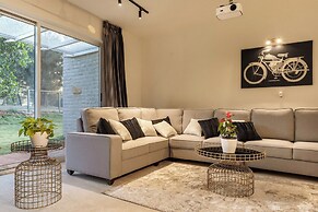 Golf View Home by Stayjadelawnprojector