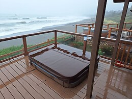 Luxurious Oceanfront Cabin 7 Getaway w Hot Tub