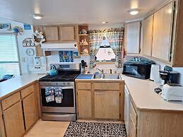 Luxurious Oceanfront Cabin 7 Getaway w Hot Tub