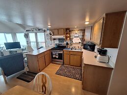 Luxurious Oceanfront Cabin 7 Getaway w Hot Tub