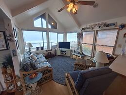 Luxurious Oceanfront Cabin 7 Getaway w Hot Tub