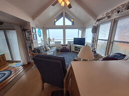 Luxurious Oceanfront Cabin 7 Getaway w Hot Tub