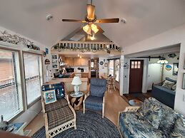 Luxurious Oceanfront Cabin 7 Getaway w Hot Tub