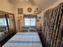 Luxurious Oceanfront Cabin 7 Getaway w Hot Tub