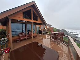 Luxurious Oceanfront Cabin 7 Getaway w Hot Tub