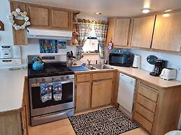 Luxurious Oceanfront Cabin 7 Getaway w Hot Tub