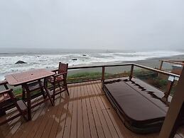 Luxurious Oceanfront Cabin 7 Getaway w Hot Tub